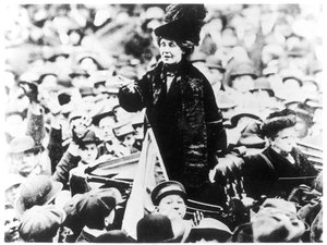 Emmeline Pankhurst asszony (1857-1928) New York-i tömeghez szól alkotó: English Photographer